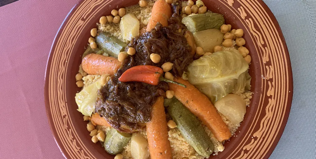 Couscous marocain généreusement servi