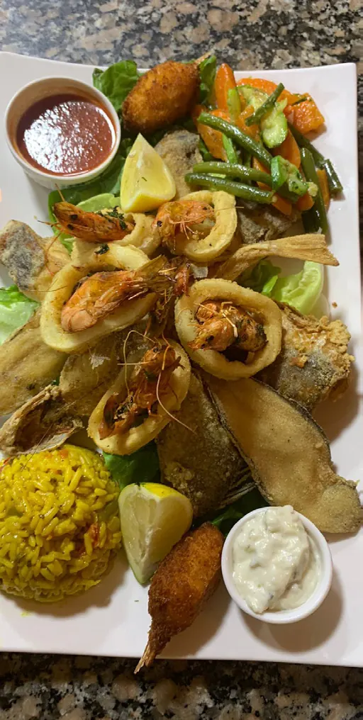 Assiette royale de poissons et fruits de mer