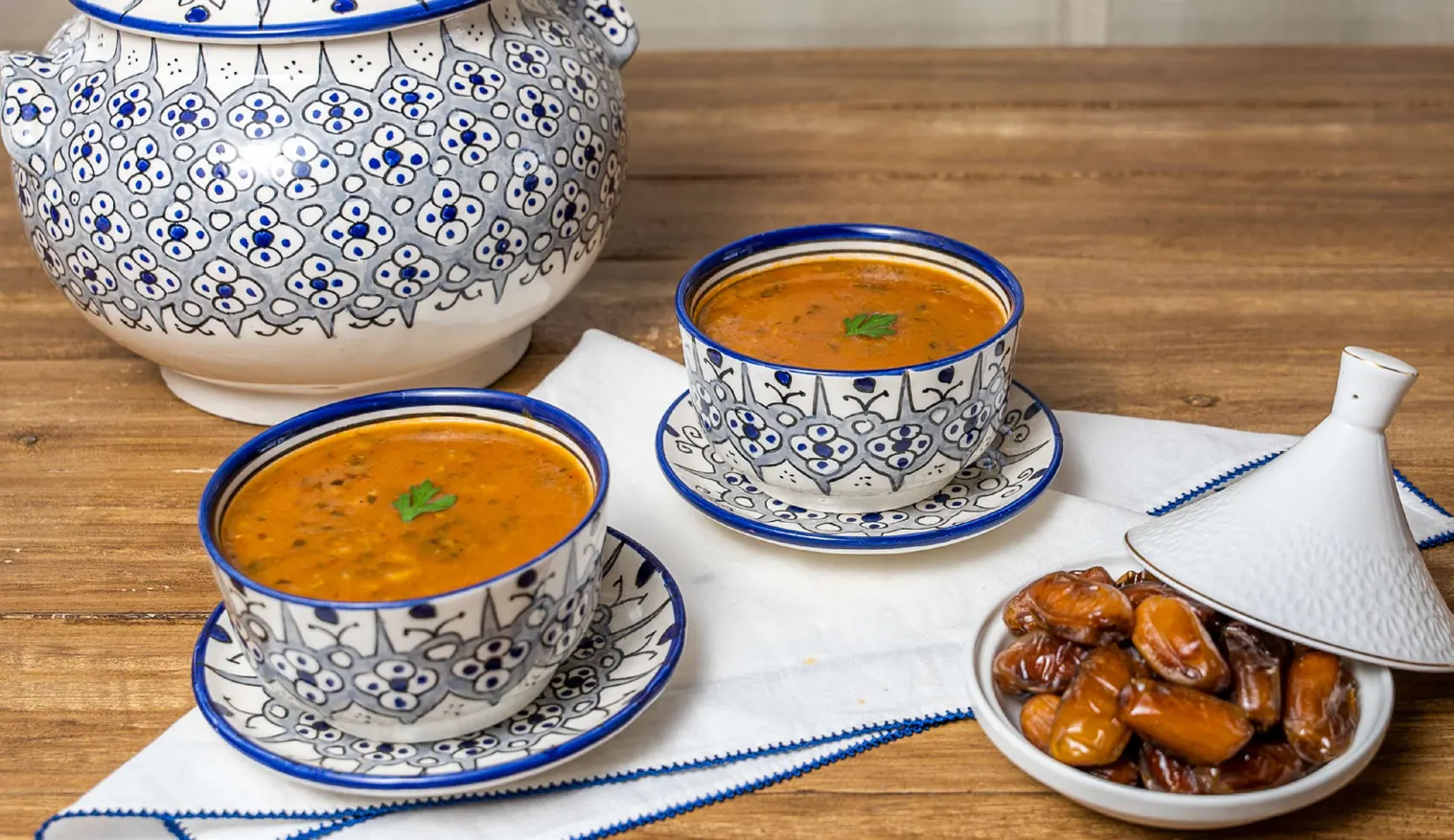 Harira et dattes dans de la vaisselle marocaine